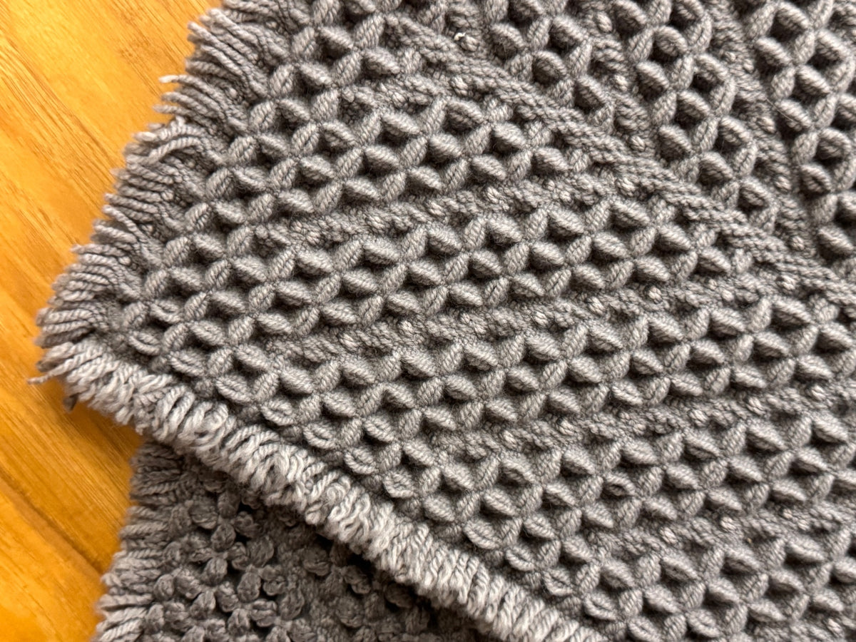 1240 NWOT Gray Waffle Texture Bath Mat 32" x 21.5" w Non-Slip Backing A0001240